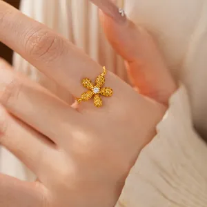 Vue détaillée de la bague fleur dorée réglable avec pavé de pierres jaunes