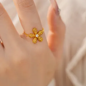 Gros plan d'une bague chaîne en or avec une fleur pavée scintillante et cristal