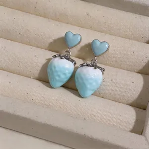 Süße hellblaue Herz-Erdbeer-Ohrringe aus Harz für Damen im minimalistischen Stil
