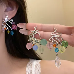 Orecchini a nappa con perline in resina colorata e design in metallo argento irregolare