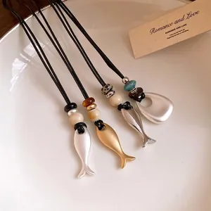 Collana con Pendente a Pesce in Ceramica Retro Coreana Semplice Cordino in Pelle Lega Catena della Clavicola Gioielli di Nicchia per Donna Quotidiano