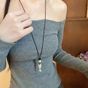 Collana con ciondolo a forma di pesce in ceramica retrò con cordino in pelle nera, coreana
