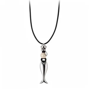 Collana minimalista in pelle con perla in ceramica e pendente a forma di pesce argento.