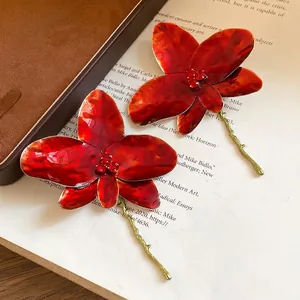 Orecchini a fiore in smalto rosso vintage con strass scintillanti al centro della corolla