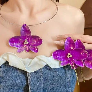 Collana rigida vintage con fiore in smalto viola e accenti di strass