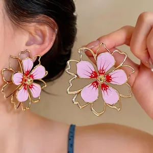 Grandi orecchini a lobo a forma di fiore in smalto rosa traforato placcati in oro