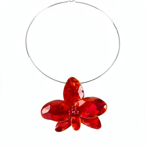 Elegante ciondolo orchidea rossa su una collana girocollo minimalista in filo d'argento