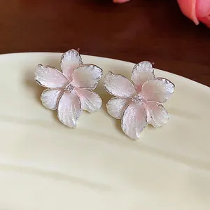 Elegante rosa Blumenohrringe mit Zirkonia-Zentrum und hochwertiger Versilberung