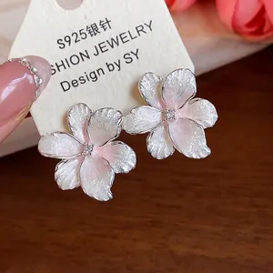 Elegante rosa Blumenohrstecker mit S925 Silber Nadeln und feinem Perlmutt-Finish