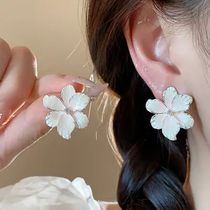 Detailaufnahme der rosa Blumenohrstecker mit Perlglanz und Zirkonia-Mitte.