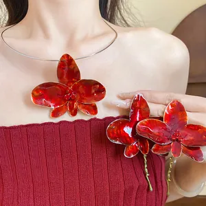Vista dettagliata di un set di collana e orecchini a forma di orchidea rossa vintage