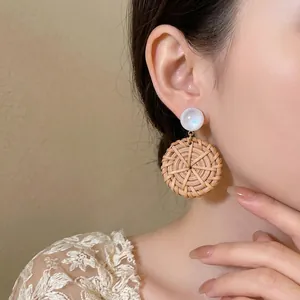 Elegante böhmische geflochtene Rattan-Ohrhänger mit weißem Harz und Silbernadeln