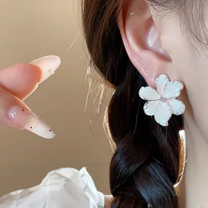 Detailansicht eines süßen rosa Blumenohrrings mit Zirkon-Zentrum und Silbernadel