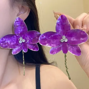 Grandi orecchini a pendente orchidea viola con strass e trama smaltata realistica.