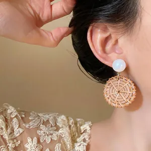 Detailansicht der Boho-Ohrringe aus handgeflochtenem Rattan mit weißem Stecker.