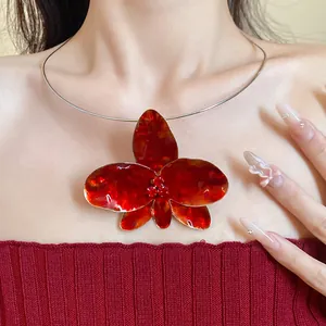 Girocollo vintage con ciondolo a fiore di orchidea in smalto rosso e cristalli