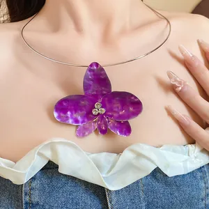 Vista dettagliata di una collana girocollo a forma di orchidea viola con strass chic.
