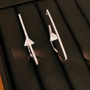 Übertriebene Mode Silbernadel Zirkon Dreieck Anhänger Creolen für Frauen Trendschmuck