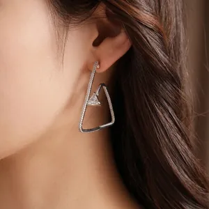 Elegante silberne Dreieck-Ohrstecker mit funkelnden Zirkonia-Steinen am Model getragen