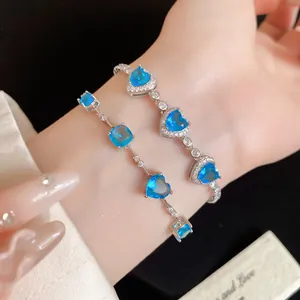 Gros plan détaillé d'un élégant bracelet en argent avec des zircons bleus en cœur