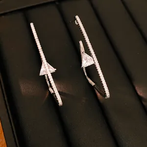 Detailaufnahme geometrischer Dreieck-Zirkonia-Ohrringe mit silberner Oberfläche