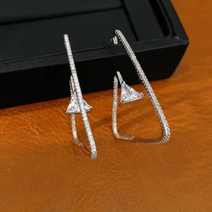 Detailansicht von silbernen Dreieck-Ohrsteckern mit glitzernder Zirkonia-Einlage