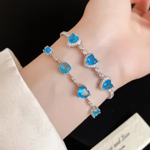 Détail rapproché de bracelets vintage français avec des zircons en cœur bleu