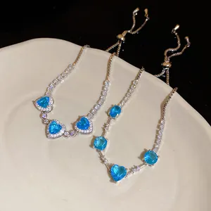 Vue détaillée des bracelets cœur en zircon vintage français avec des pierres bleues