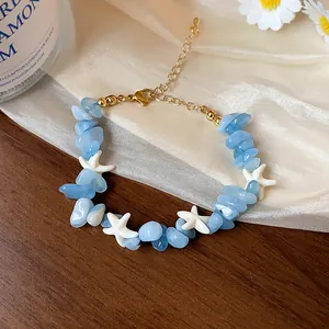 Vue détaillée des perles en pierre d'aigue-marine bleu clair et breloques étoile de mer