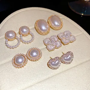 Elegante set de 10 pendientes de perlas con diseños de corazón, flor y óvalo en oro