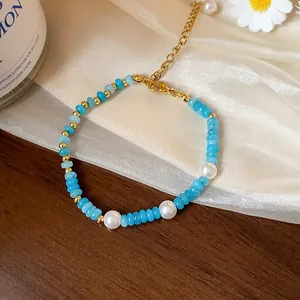 Vue détaillée d'un élégant bracelet en perles d'aigue-marine et perles blanches