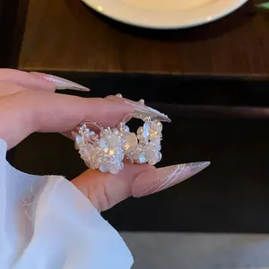 Boucles d'oreilles créoles fleurs de style français avec perles et cristaux blancs