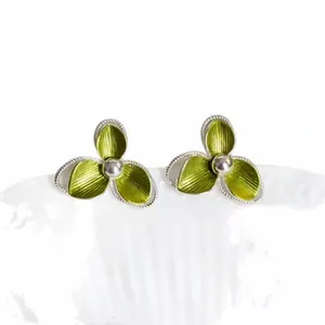 Handgefertigte grüne strukturierte Blumenohrstecker mit silberner Perle für Damen