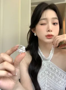 Gros plan d'une boucle d'oreille fleurie de style français avec détails perles