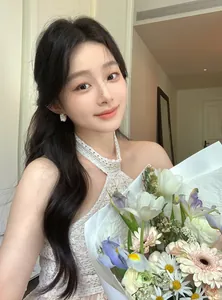 Vue détaillée d'un mannequin portant d'élégantes boucles d'oreilles fleurs blanches en strass.