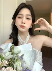 Vue détaillée de boucles d'oreilles fleurs en perles de style français sur un mannequin.