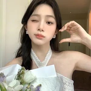 Gros plan d'un mannequin portant des boucles d'oreilles fleurs en perles de style français