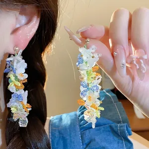 Orecchini a sospensione fatti a mano con fiori di vetro e perle per donna, eleganti