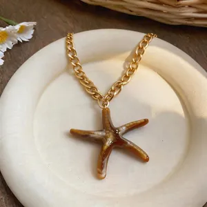 Collier chaîne dorée avec pendentif étoile de mer en résine marron pour style vacances