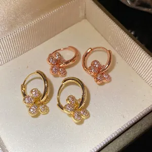 Élégantes créoles fleurs plaquées or 14 carats avec zircons pavés étincelants.