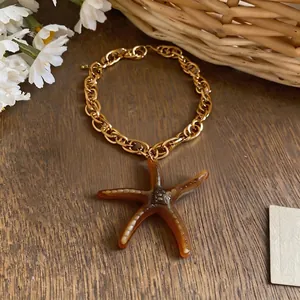 Collier chaîne dorée style vacances d'été avec pendentif étoile de mer en résine marron