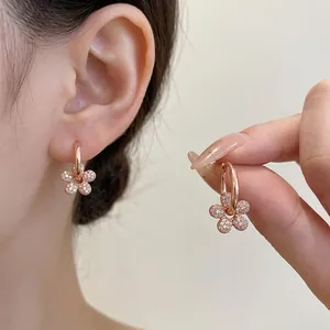 Élégantes boucles d'oreilles créoles fleurs en zircon plaqué or 14 carats pour femme