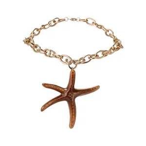 Collier à chaîne dorée avec grand pendentif étoile de mer marron style vacances