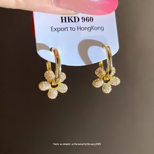 Élégantes créoles plaquées or 14 carats avec des pendentifs fleurs en zircon pour femme