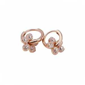 Créoles en forme de fleur plaquées or rose avec zircons cubiques blancs brillants