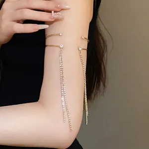 Elegante bracciale da braccio a doppio strato dorato con nappe di strass per donna