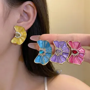Pendientes de flores de esmalte plisado con diamantes de imitación para un look romántico.
