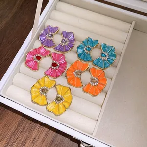 Elegantes pendientes de flores en esmalte plisado de colores con diamantes en estuche