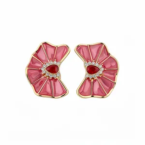 Pendientes de botón flor plisada elegantes con esmalte rosa y gema roja