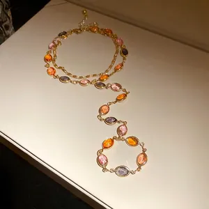 Bracciale vintage a doppio strato dorato con pietre di resina ovali colorate e lusso